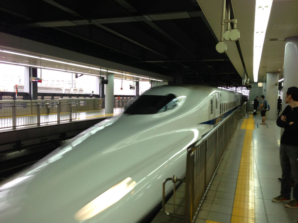 Bullet train arriving at the platform (super fast) | © Japan Trip